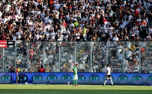 Una lluvia de objetos contundentes cayeron en la cancha del Estadio Monumental y Colo Colo puede ser sancionado / FOTO: Agencia Uno