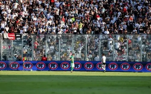 Los hinchas albos volvieron a tener un mal comportamiento ante Audax. | Foto: Agencia UNO.