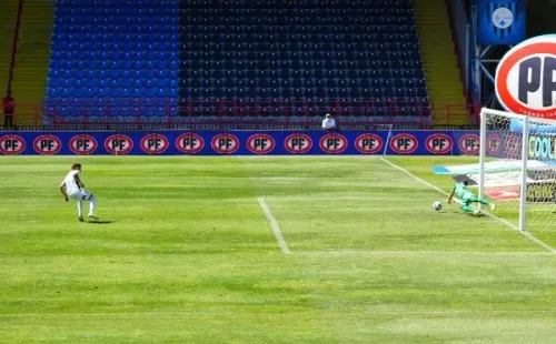 Leonardo Gil desperdició un penal que pudo cambiar mucho el trámite del partido. | Foto: Guillermo Salazar.