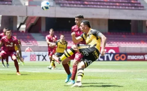 Esteban Paredes tuvo que jugar el Clásico de la Cuarta Región a mediodía / FOTO: Agencia Uno