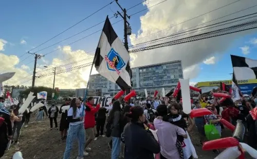 Los hinchas afuera del hotel de concentración. / FOTO: Sebastián Munizaga