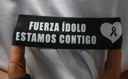 La linda cinta que portaron los jugadores de Colo Colo en el pleito ante Huachipato. Fuente: Colo Colo.