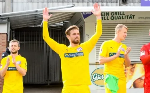 Con la camiseta del Osnabrück el venezolano Santos hizo su último gol oficial. | Foto: Getty Images.