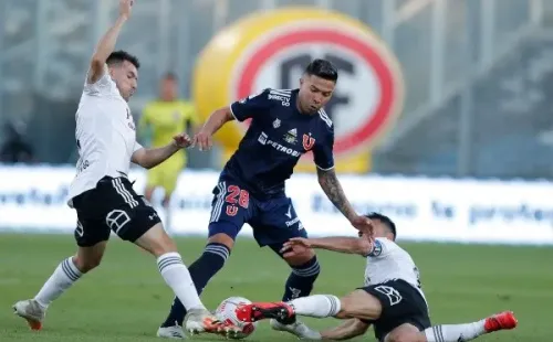 Disputa de balón en el último Superclásico en el Monumental.