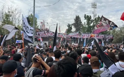 “Chile es un país desigual, pero este clásico la cag*”, se vio en uno de los lienzos. / FOTO: Sebastián Munizaga