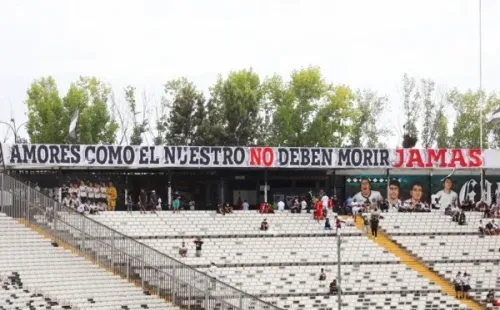 El Monumental se llenó de homenajes para Carlos Caszely. Fuente: Agencia UNO.
