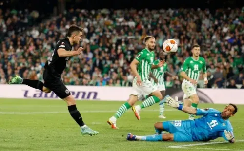 Claudio Bravo fue figura pese a la derrota del Betis por Europa League. / FOTO: Getty Images