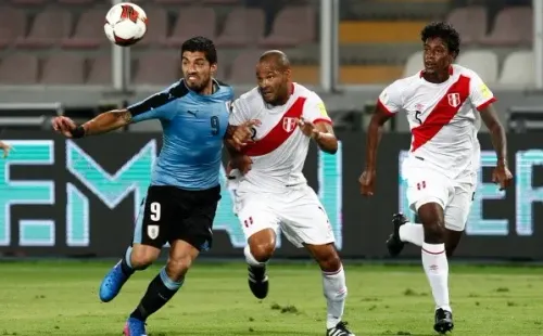 Luis Suárez enfrentando a Alberto Rodríguez por Eliminatorias. / FOTO: Getty Images