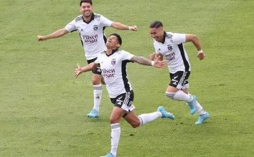 Esteban Pavez celebrando a sus compañeros su golazo a la U. / FOTO: Agencia Uno