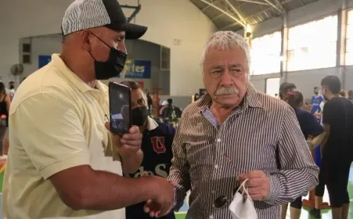 Carlos Caszely no pudo contener las lágrimas para despedir a su amigo e ídolo. / FOTO: Agencia Uno