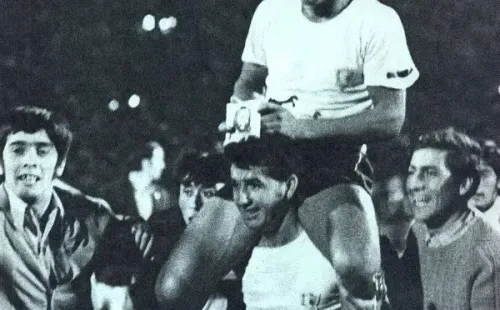 Leonel Sánchez llevando en andas a Gerardo Castañeda en medios de las celebraciones por el título de 1970. | Foto: Archivo.