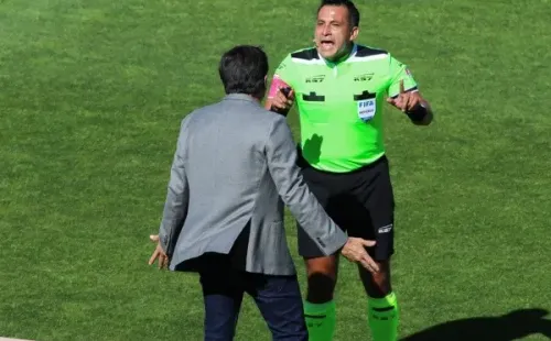 El juez fifa, Julio Bascuñán, fue uno de los árbitros despedidos por Javier Castrilli. Fuente: Agencia UNO.