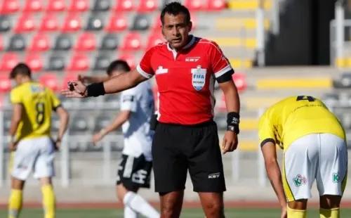 Julio Bascuñán, juez FIFA, lidera el listado de árbitros despedidos en las últimas jornadas. | Foto: Agencia UNO.