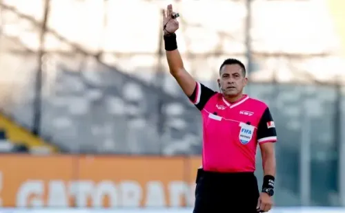 Julio Bascuñán, juez FIFA, lidera el listado de árbitros despedidos en las últimas jornadas. | Foto: Agencia UNO.