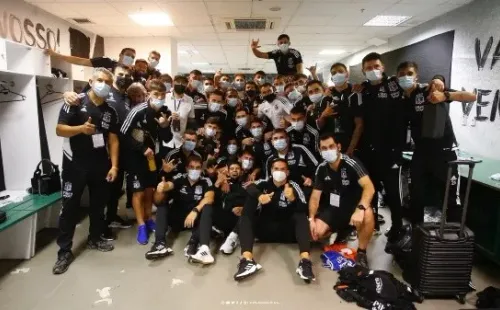 El Cacique festejó en el camarín tras el triunfo sobre Fortaleza. | Foto: Colo Colo.