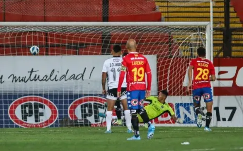 Una torpe mano de Matías Zaldivia en el área fue cambiada por gol para 1-1 de Unión Española. | Foto: Agencia UNO.