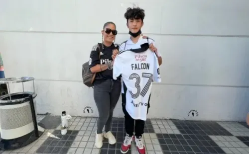 Florencia Pousso, esposa de Falcón, le entregó personalmente la camiseta a joven hincha que fue asaltado. Fuente: Sebastián Munizaga.