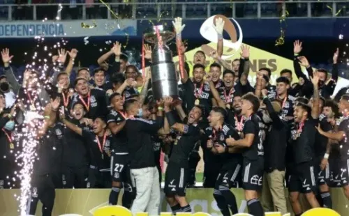 Colo Colo festeja la Supercopa ganada a la UC. Imagen: Agencia Uno