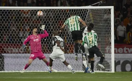 Borja Iglesias puso el 1 a 0 ante Valencia con un buen testazo. Fuente: Getty Images.