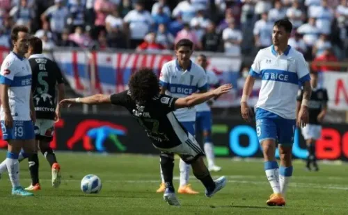 Maximiliano Falcón es empujado por Zampedri. Imagen: Agencia Uno