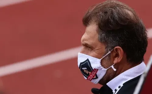 Los hinchas encararon a Mosa en la salida del Monumental. / FOTO: Agencia Uno