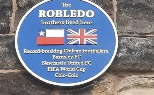 La placa que homenajea a Jorge Robledo en Reino Unido.