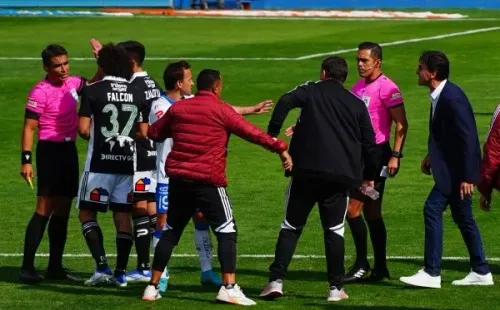 Gustavo Quinteros tuvo su minuto de furia en el último clásico ante Universidad Católica. | Foto: Guillermo Salazar.