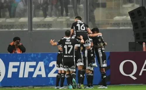 Colo Colo celebra la apertura del marcador. Imagen: Agencia Uno