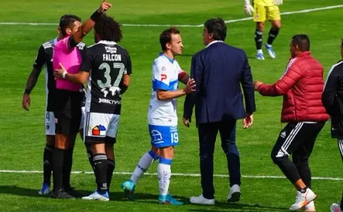 Gustavo Quinteros recibió dos fechas de sanción por su minuto de furia con José Cabero en el clásico ante Universidad Católica. | Foto: Guillermo Salazar.