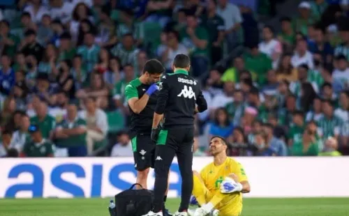Claudio Bravo es atendido por su lesión. Imagen: Getty Images