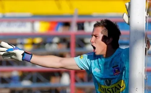 Ignacio González atajando por Colo Colo. Imagen archivo