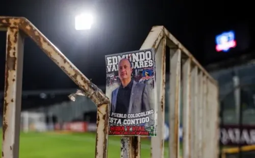 Hinchas manifiestan su apoyo a Edmundo Valladares. Imagen: Agencia Uno