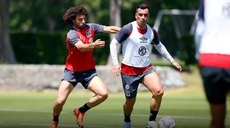 Falcón compartió camarín con Paredes en los últimos meses del delantero en el Cacique. | Foto: Colo Colo.