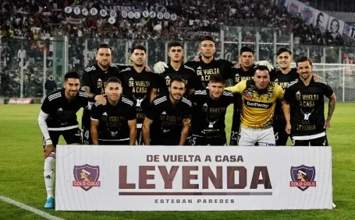 Colo Colo homenajeó a Esteban Paredes en la previa de este partido. | Foto: Agencia UNO.