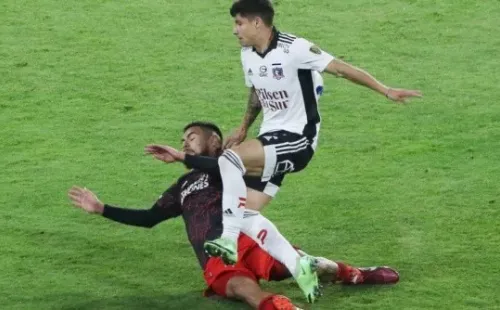 La fuerte entrada de Paulo Díaz antes del gol de River a Colo Colo. Imagen archivo