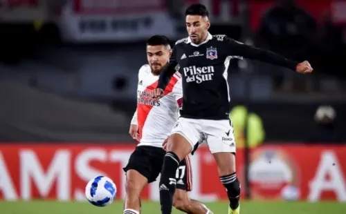 Juan Martín Lucero disputa un balón con Paulo Díaz. Imagen: Getty