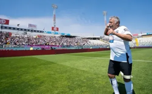 Carlos Caszely con la camiseta de Colo Colo en la previa de un Superclásico. Imagen: Guillermo Salazar