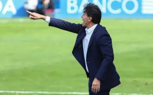 Gustavo Quinteros dirigiendo a Colo Colo ante Universidad Católica. Imagen: Agencia Uno