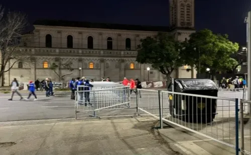 Hasta cuatro cuadras del Monumental de River son cercadas para facilitar el ingreso de los hinchas y crear más puntos de control. | Foto: Sebastián Munizaga.