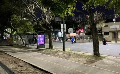 Las calles se cierran, habilitando más espacio para los hinchas se movilicen y así evitar los tacos que tanto vemos cerca del Monumental David Arellano para los partidos de Colo Colo. | Foto: Sebastián Munizaga.
