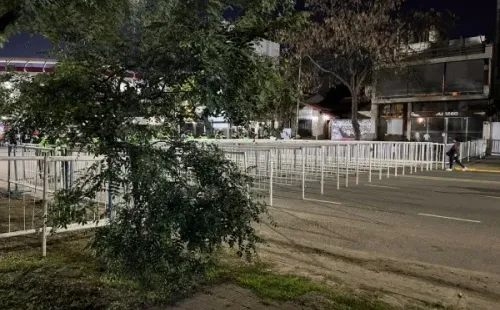 Las rejas dicen presente en los alrededores del Monumental de Núñez. Nadie que no tenga su entrada para el partido puede estar cerca del recinto. | Foto: Sebastián Munizaga.