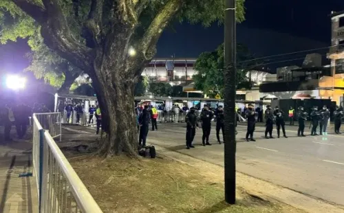 La policía de Buenos Aires controla los accesos incluso creando ellos mismo un punto de control sin la necesidad de rejas. | Foto: Sebastián Munizaga.