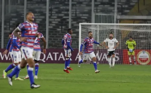 Colo Colo dio muchas licencias en defensa esta noche ante Fortaleza. | Foto: Agencia UNO.