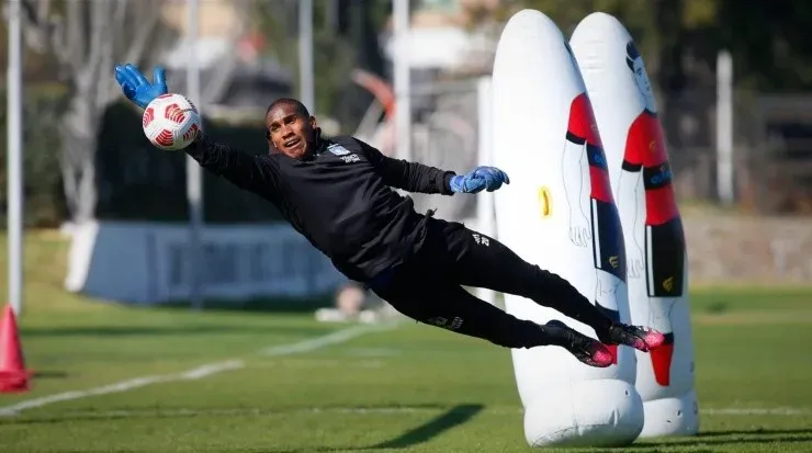 Todo apunta a que Omar Carabalí tendrá competencia ante la lesión de Brayan Cortés. | Foto: Colo Colo.