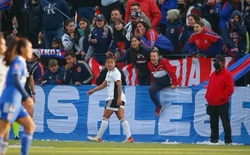 Pese a que era un partido a puertas cerras, cientos de hinchas de la U ingresaron al CDA para el Superclásico femenino. | Foto: Colo Colo.