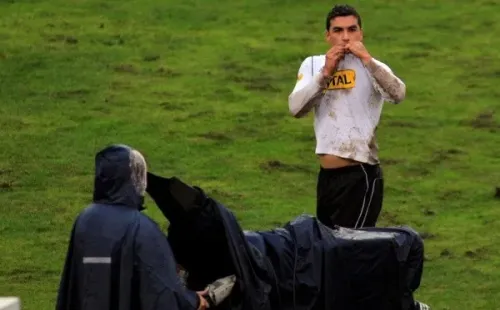 Esteban Paredes hace abandono del terreno de juego desafiando a los dirigentes de Colo Colo | Imagen: Agencia Uno