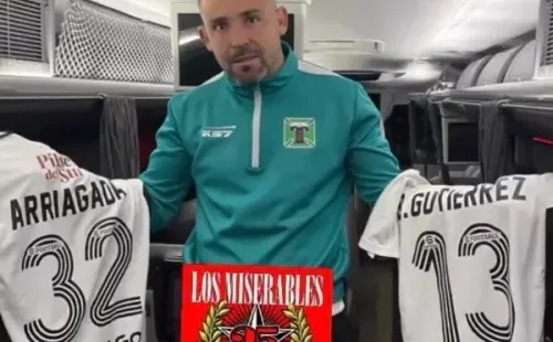 Matías Donoso muestra sus nuevas camisetas de Colo Colo | Imagen: Instagram