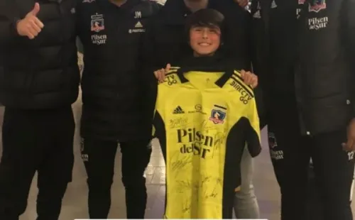 Omar Carabalí le regala camiseta de Colo Colo al hijo de Paulo Garcés. | Imagen: Instagram