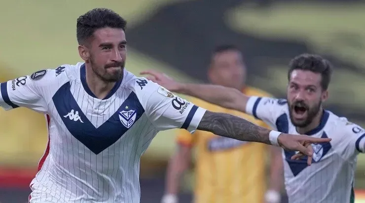 Bouzat compartió con Juan Martín Lucero en la delantera de Vélez. | Foto: Getty Images.