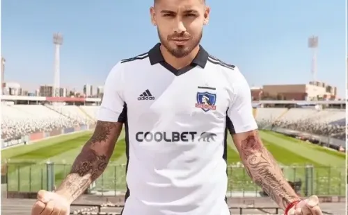 Camiseta de Colo Colo auspiciada por Coolbet. | Imagen: @sebaulloar